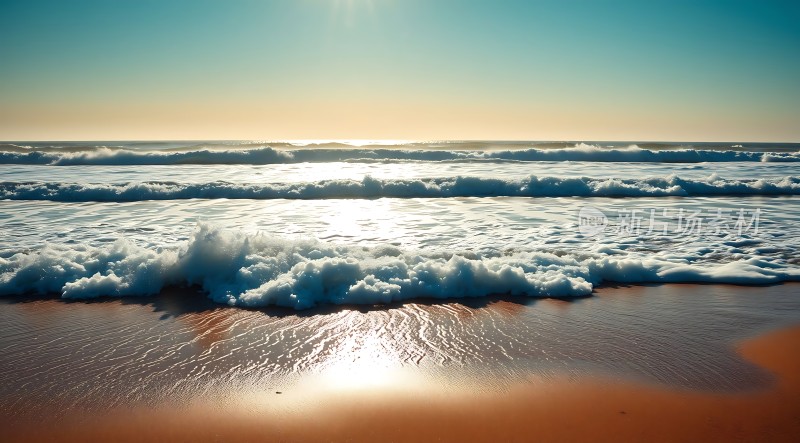 阳光下的海浪轻拍沙滩