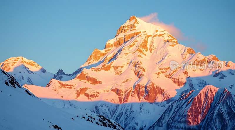 晨光下的雪峰