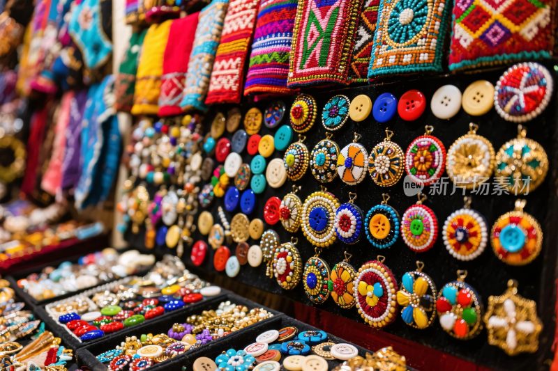彩色手工艺品摊位