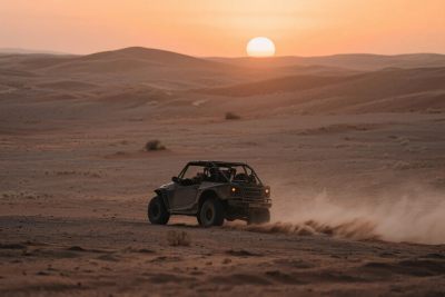 沙漠中越野车行驶于日落时分