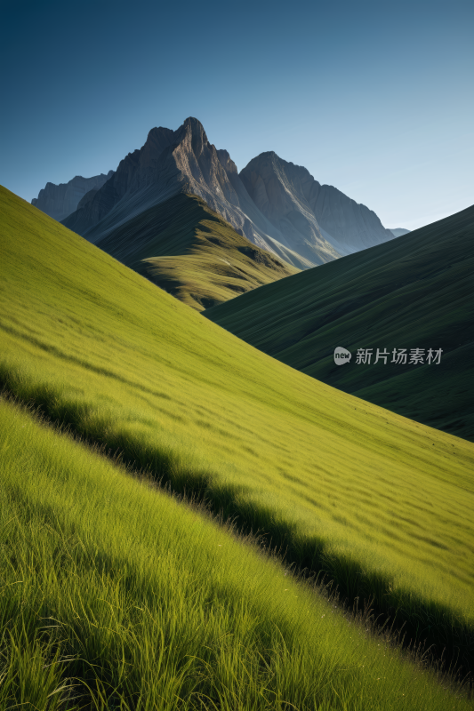 草地山脉高清风景图片