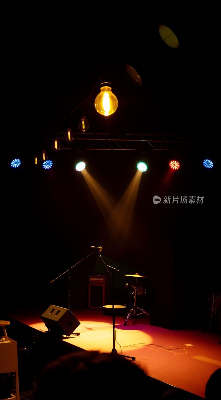 舞台灯光下的音乐表演