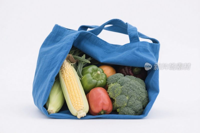 蓝色购物袋装果蔬