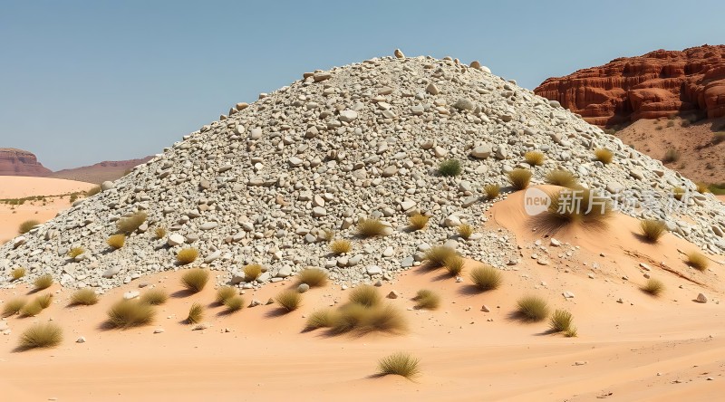 沙丘上的石堆与稀疏植被