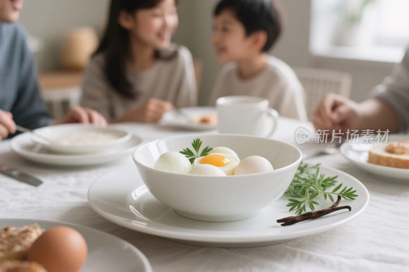 家庭温馨用餐场景