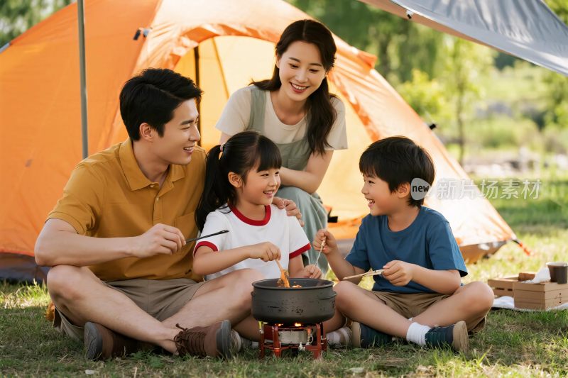 一家人户外露营欢乐场景