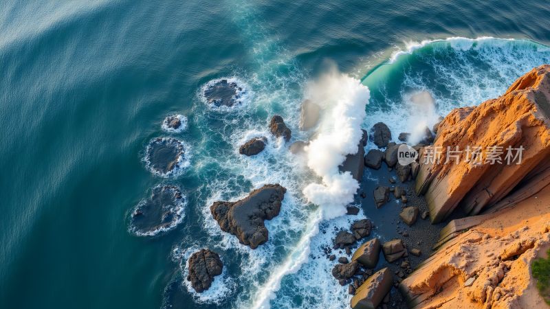 海浪拍打礁石的壮丽景象