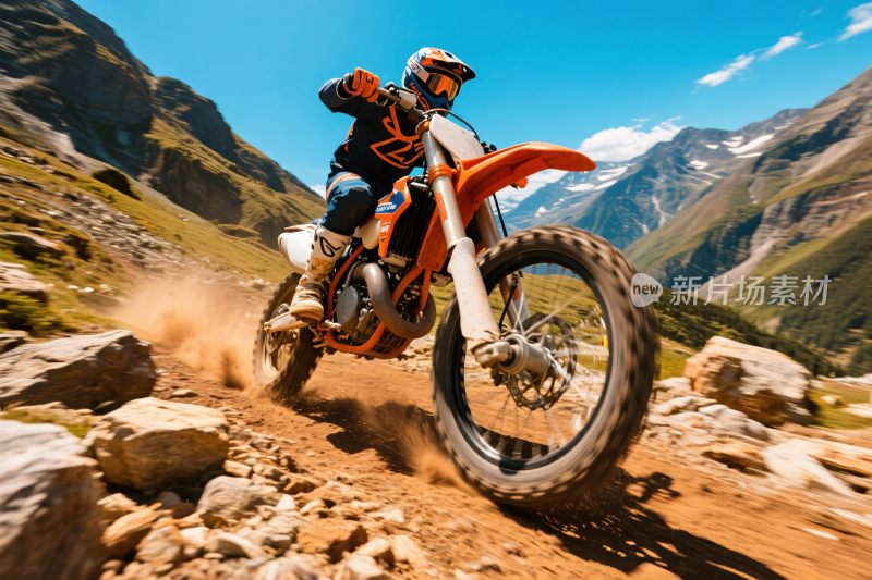 山地越野摩托车手骑行瞬间