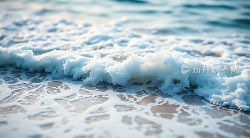 海浪轻拍沙滩