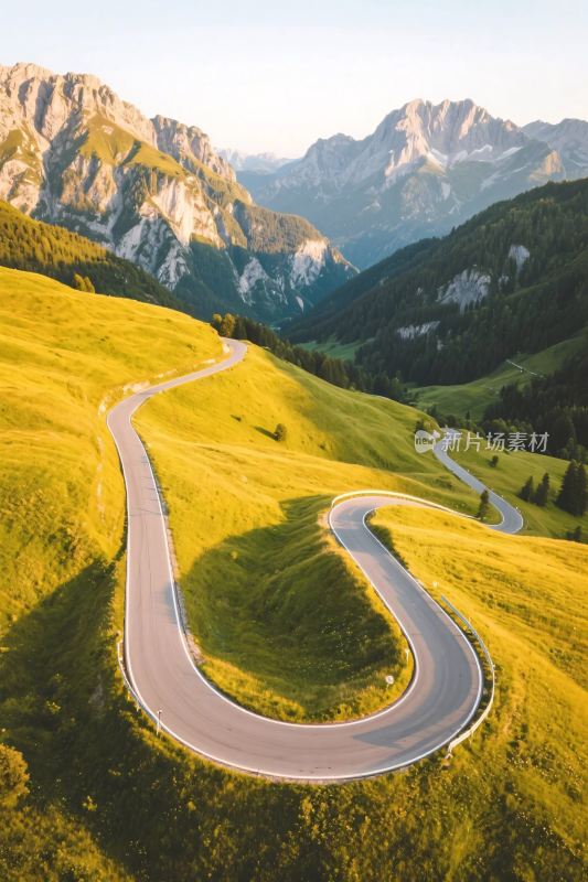 山间蜿蜒公路风景