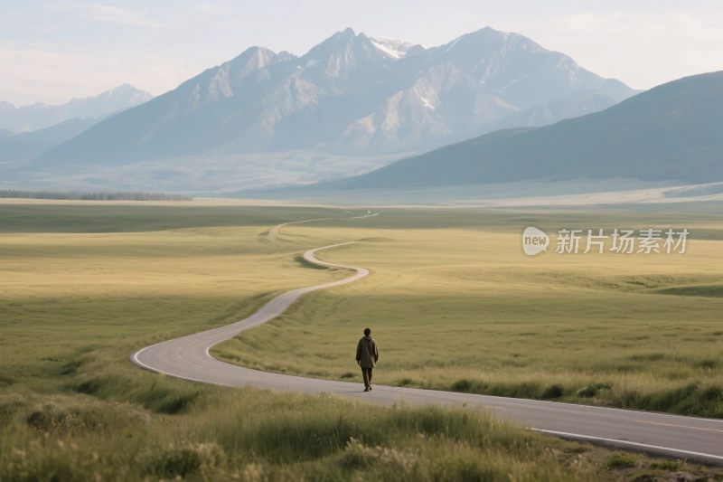 草原蜿蜒公路与远山人物