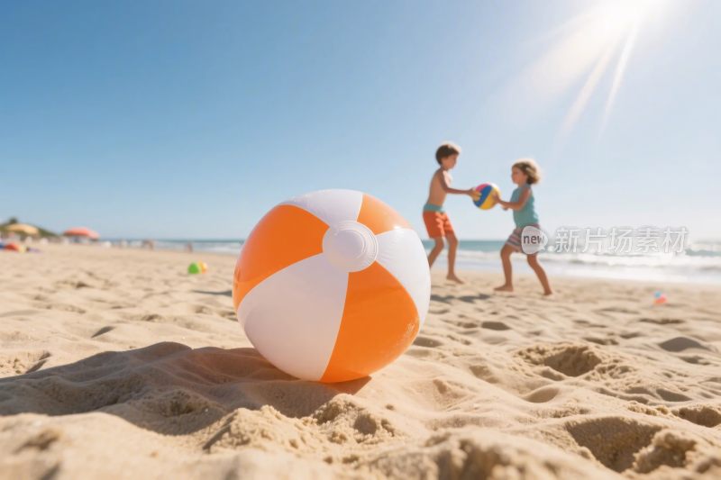 沙滩上的小孩玩沙滩球