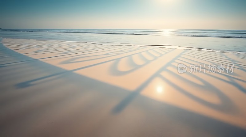 阳光下的沙滩与海浪