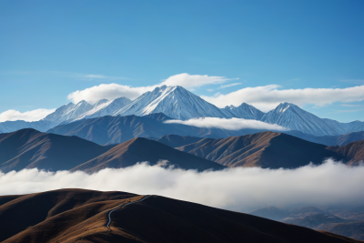 群山几朵云一条路高清风景图片