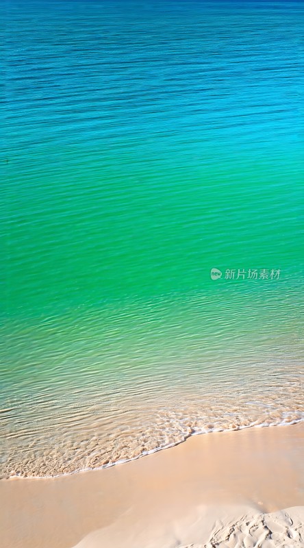 碧蓝海浪轻拍金色沙滩