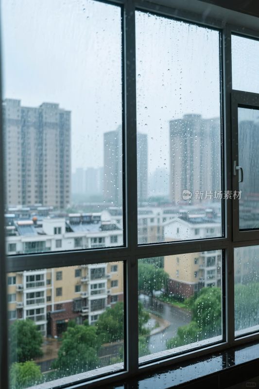 雨天窗外都市景色