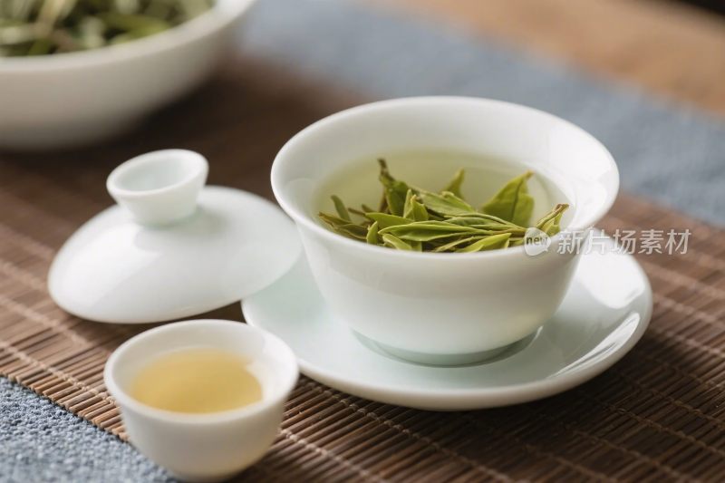 中式茶具与茶汤展示