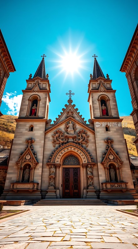 阳光下的宏伟教堂建筑