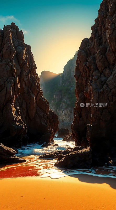阳光下的海浪与岩石
