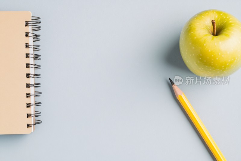 笔记本苹果与铅笔静物图