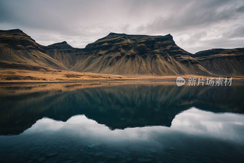 山倒映在天空多云的湖泊中高清风景图片