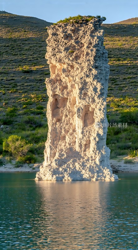 湖畔奇石耸立自然景观独特