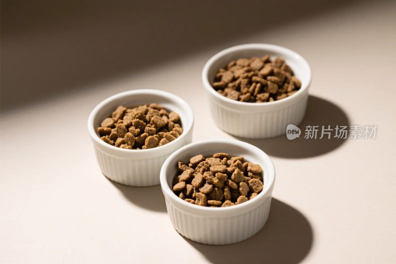 三只白碗装宠物粮