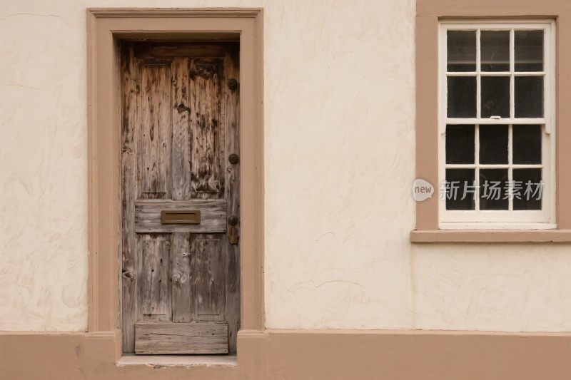 老木门与建筑墙面