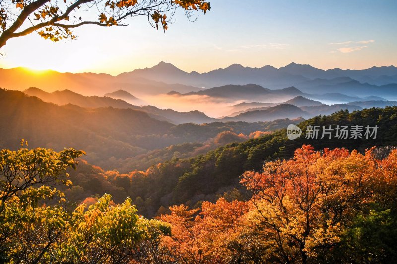 秋日山间日出美景