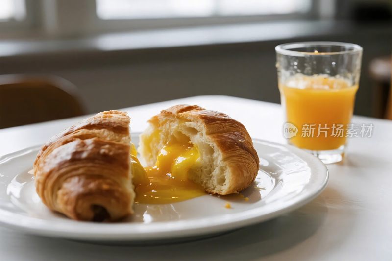 早餐可颂与橙汁