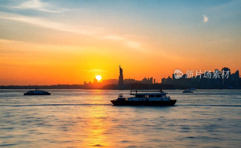 日落时分的自由女神像与城市天际线