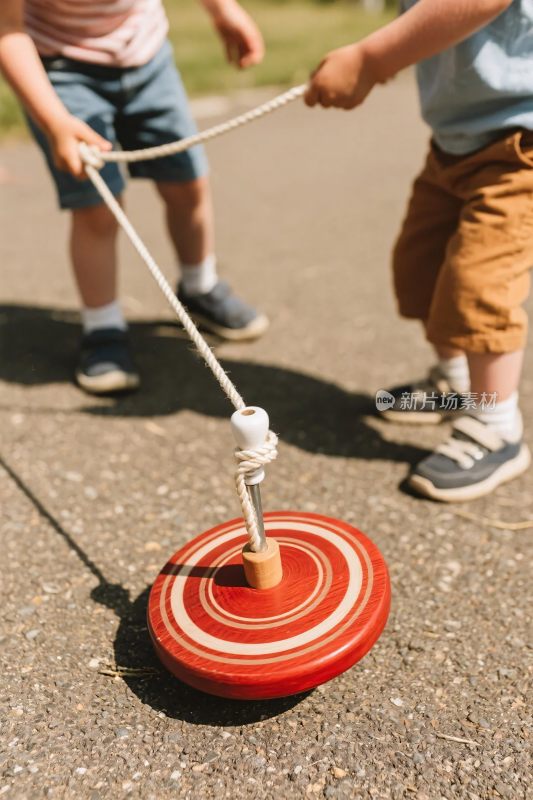 两个小孩玩陀螺场景