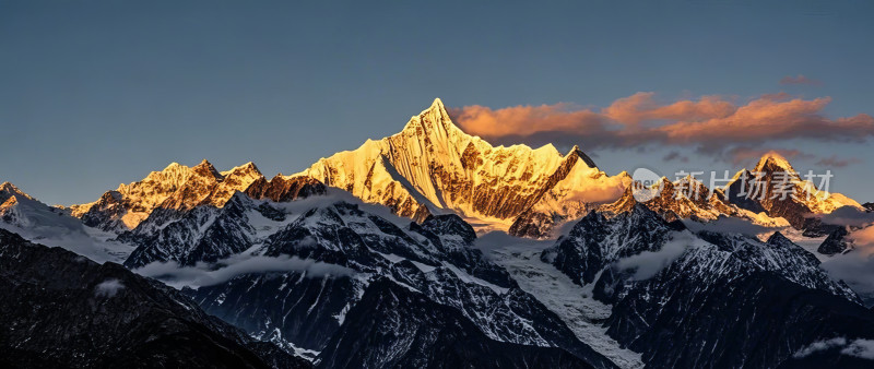 玉龙雪山群峰壮丽自然风景区