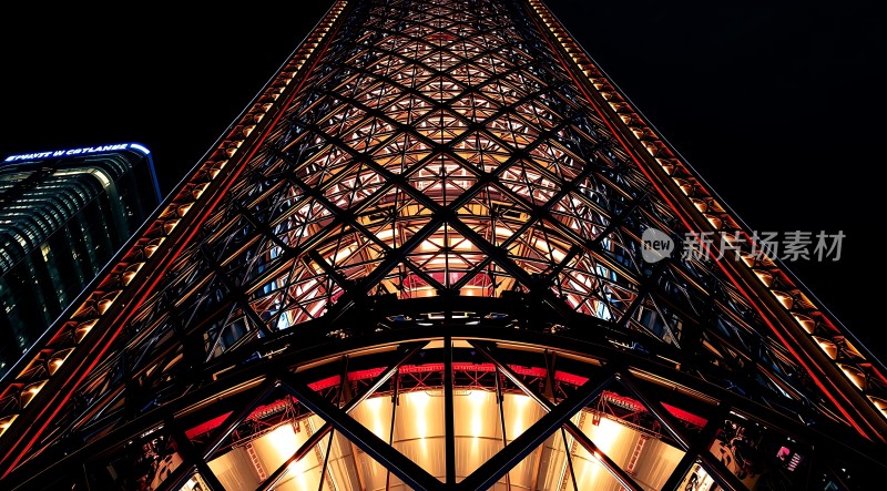 东方明珠夜色下的璀璨光芒