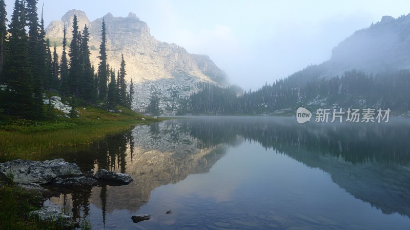 雾缭绕山水风景