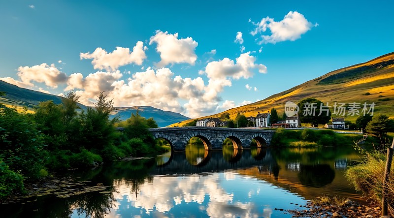 湖畔石桥映云霞绿意盎然入眼帘