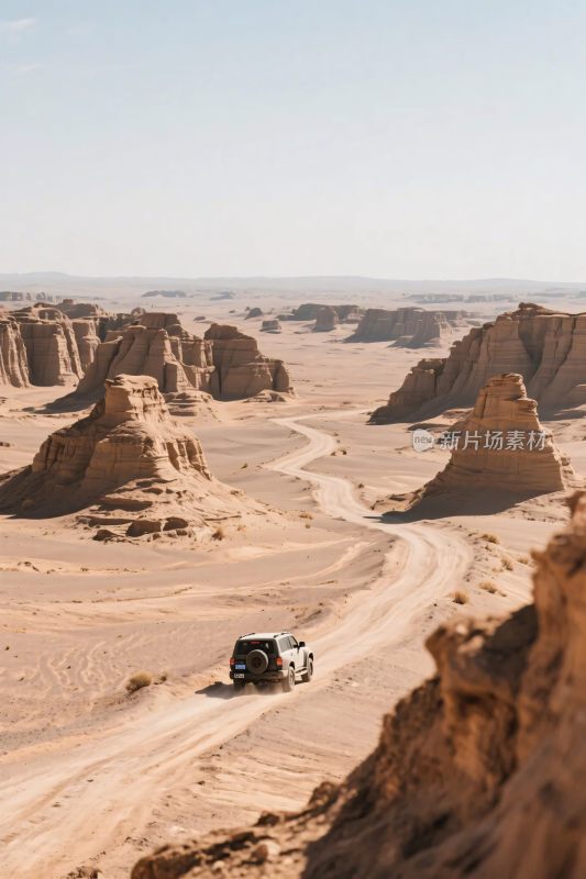 沙漠中行驶的越野车
