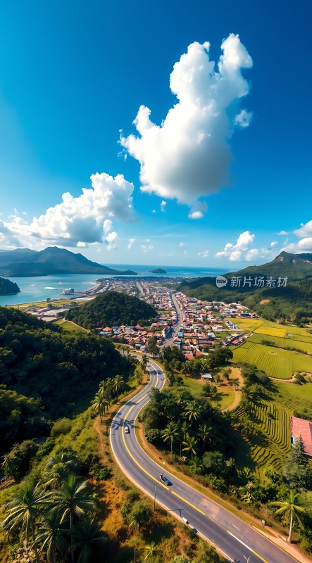 蓝天白云下的海滨小镇风光