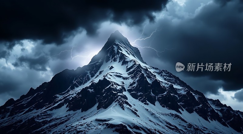 暴风雨中的雪峰