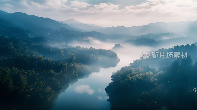 云雾缭绕的山间湖泊森林河流白云晨雾清晨