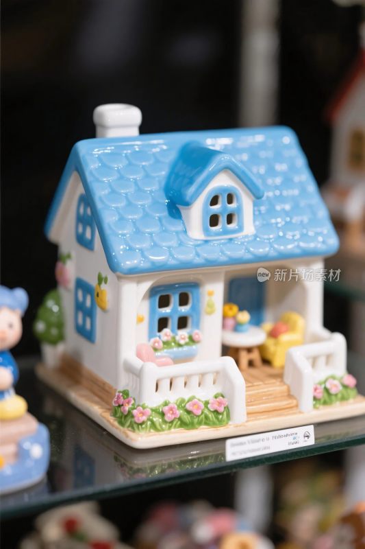 蓝顶陶瓷小房子摆件