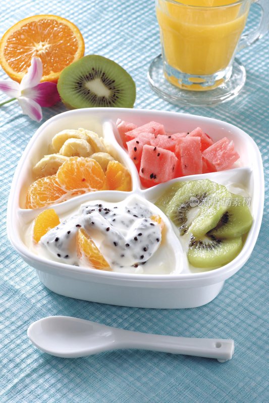 多彩水果拼盘与饮品