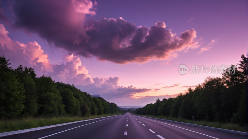 一条天空多云树木繁茂高速公路景色