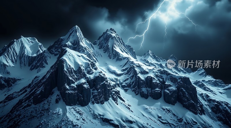 冰雪覆盖的山峰一道闪电划破长空