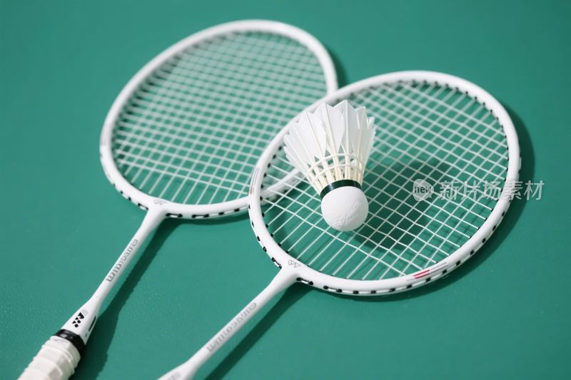 羽毛球拍与羽毛球