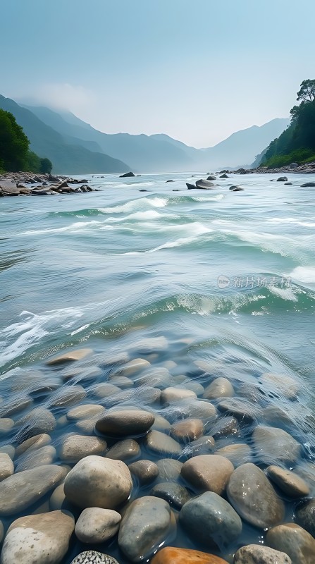 碧波轻抚石滩群山环绕绿意盎然