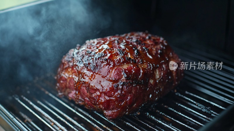 在烤炉上烤牛肉