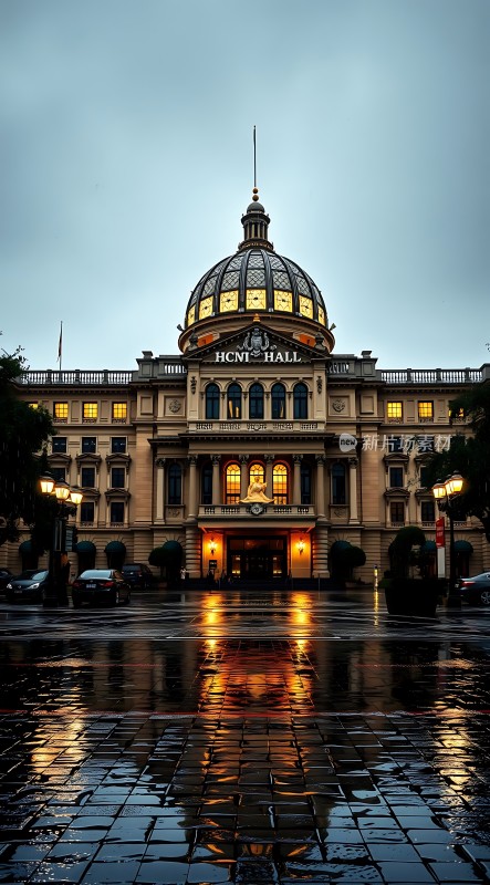 夜晚灯光下的宏伟建筑地面反射出建筑的倒影令人印象深刻