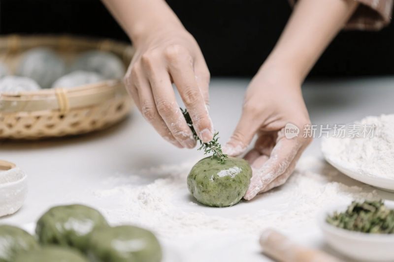 手工制作青团画面