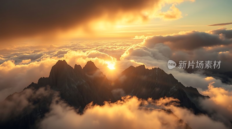 云海日出金光闪耀的山峰